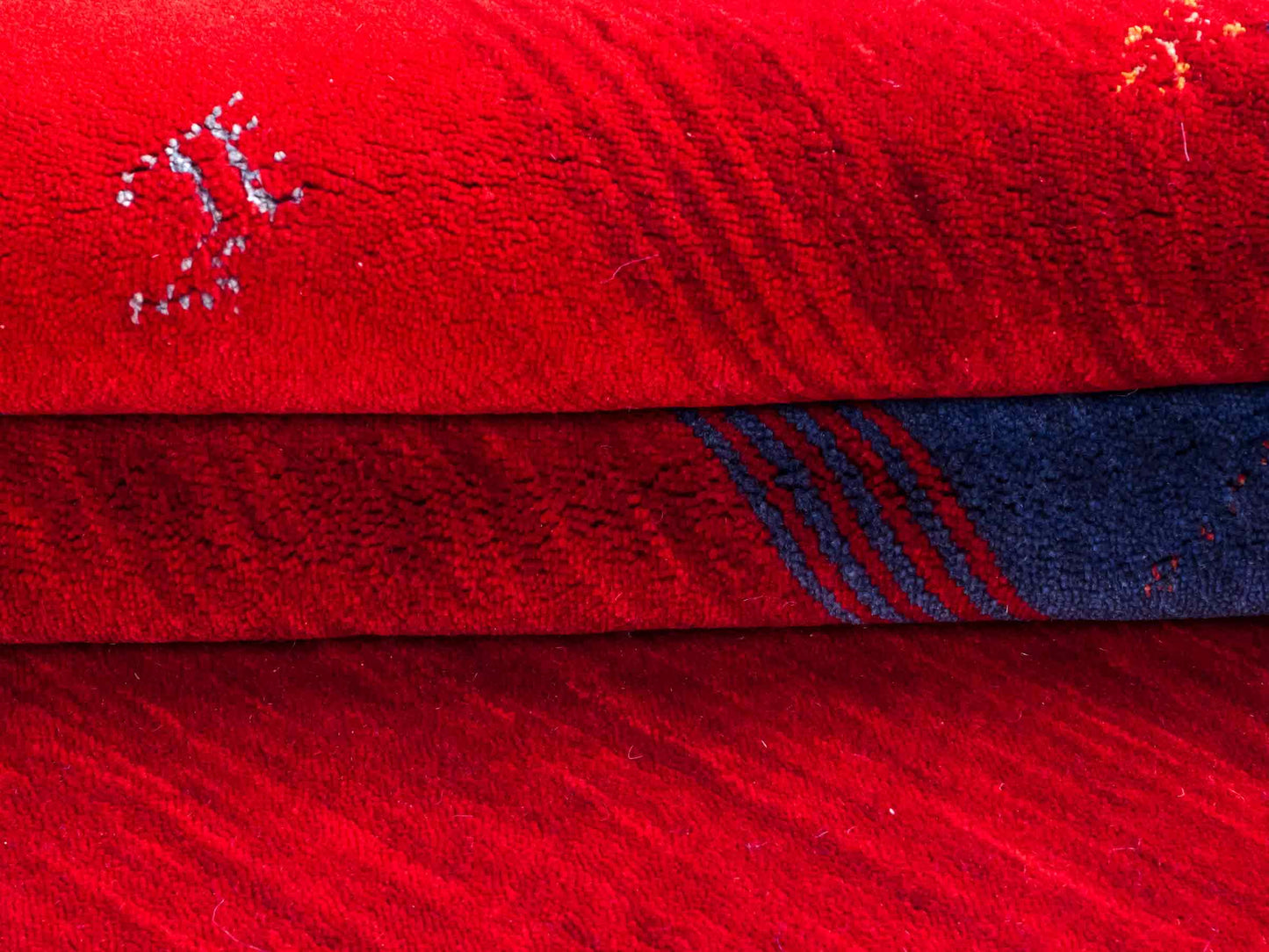 Moderner, Handloom Lori Gabbeh Orientteppich von Khademi aus Wolle mit Bambusseide, rot, mehrfarbig. Nomaden-Design. Produziert in Indien. Größe: 234x161cm. Teppichnummer: KB4-1811. Verkauf durch Jupiter Intl.