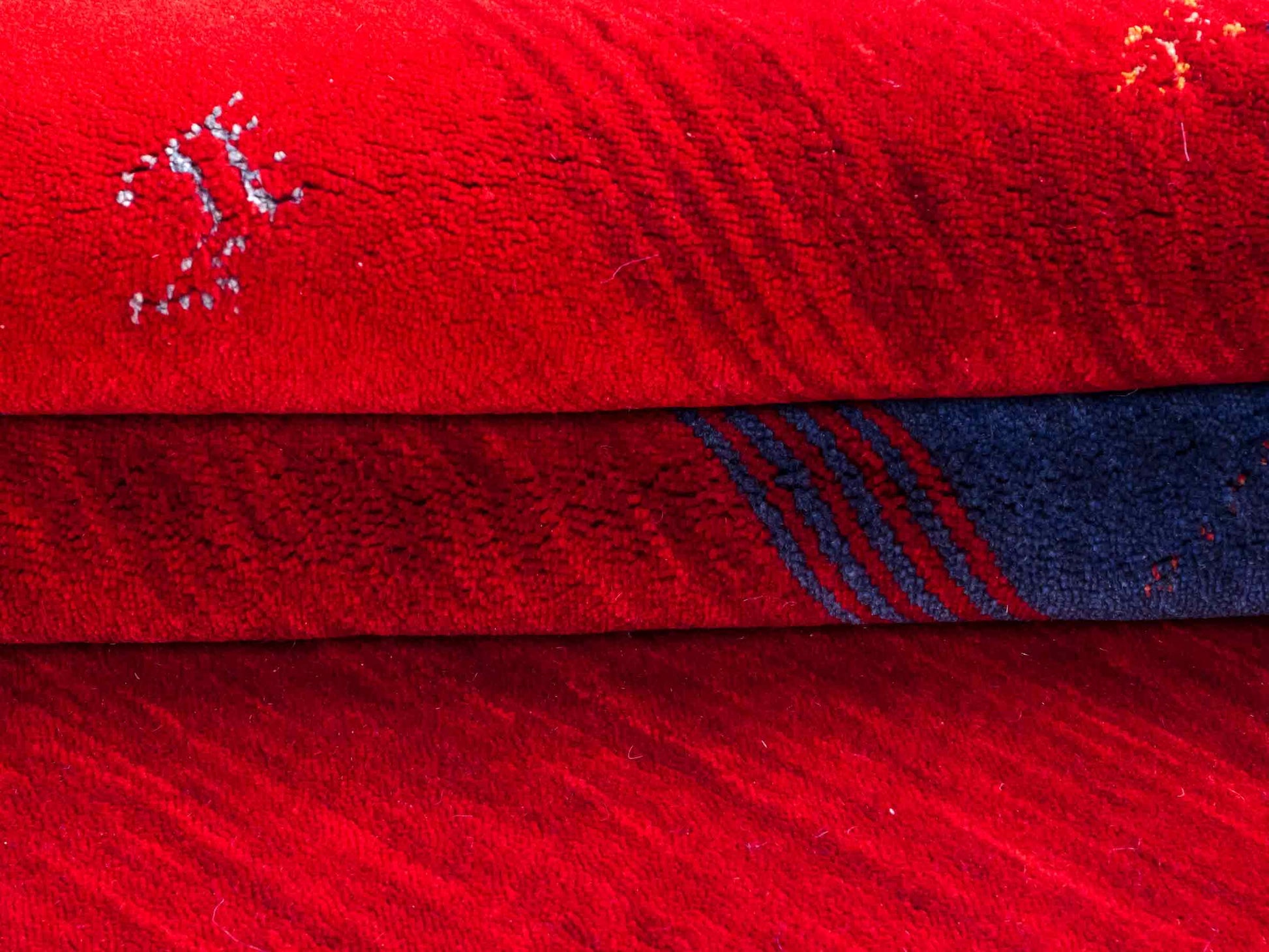 Moderner, Handloom Lori Gabbeh Orientteppich von Khademi aus Wolle mit Bambusseide, rot, mehrfarbig. Nomaden-Design. Produziert in Indien. Größe: 234x161cm. Teppichnummer: KB4-1811. Verkauf durch Jupiter Intl.