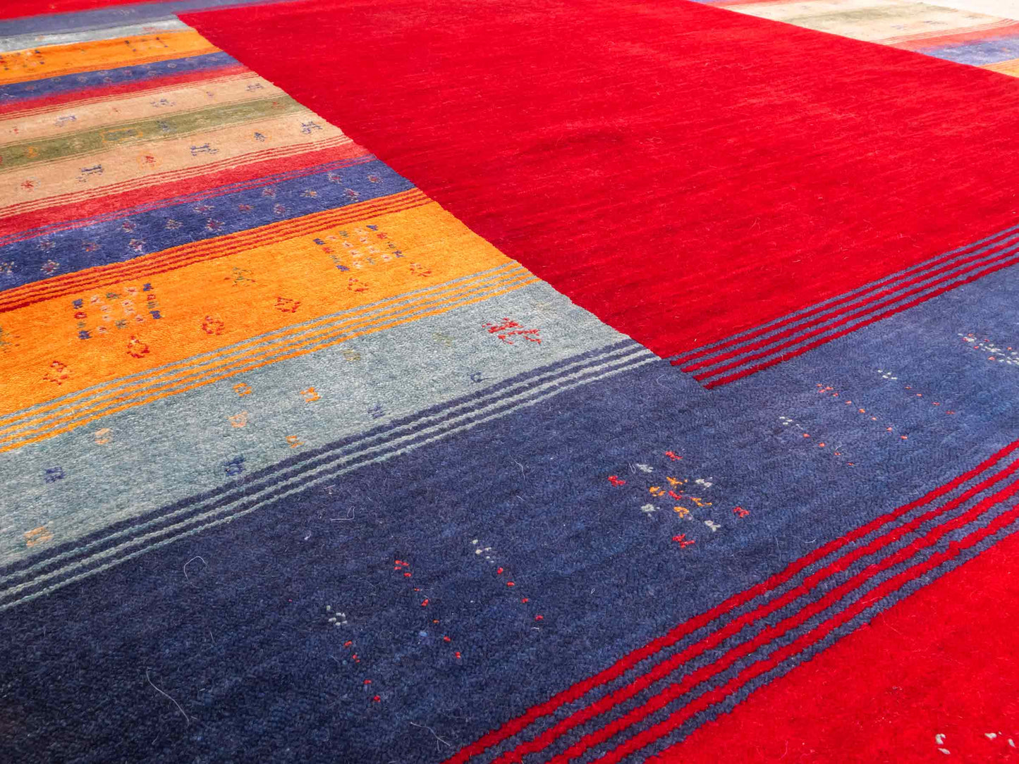 Moderner, Handloom Lori Gabbeh Orientteppich von Khademi aus Wolle mit Bambusseide, rot, mehrfarbig. Nomaden-Design. Produziert in Indien. Größe: 234x161cm. Teppichnummer: KB4-1811. Verkauf durch Jupiter Intl.