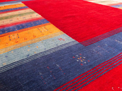 Moderner, Handloom Lori Gabbeh Orientteppich von Khademi aus Wolle mit Bambusseide, rot, mehrfarbig. Nomaden-Design. Produziert in Indien. Größe: 234x161cm. Teppichnummer: KB4-1811. Verkauf durch Jupiter Intl.