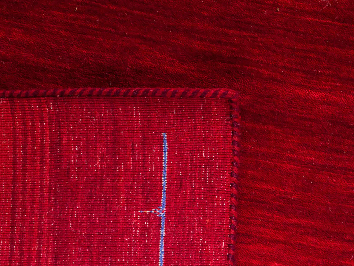 Moderner, Handloom Lori Gabbeh Orientteppich von Khademi aus Wolle mit Bambusseide, rot, mehrfarbig. Nomaden-Design. Produziert in Indien. Größe: 234x161cm. Teppichnummer: KB4-1811. Verkauf durch Jupiter Intl.