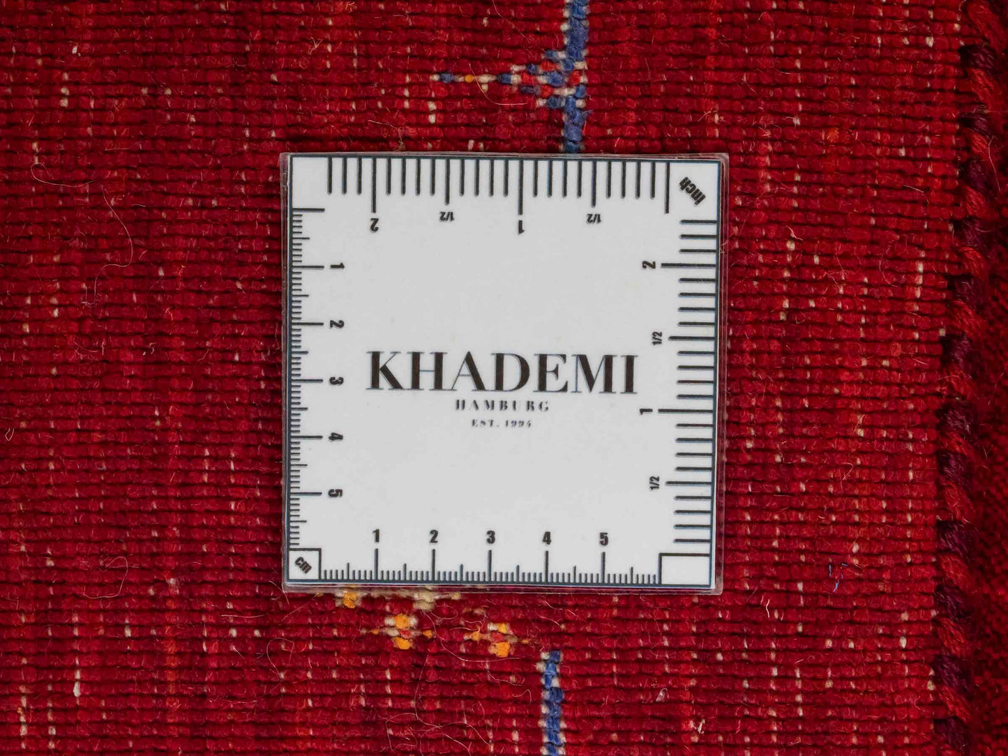 Moderner, Handloom Lori Gabbeh Orientteppich von Khademi aus Wolle mit Bambusseide, rot, mehrfarbig. Nomaden-Design. Produziert in Indien. Größe: 234x161cm. Teppichnummer: KB4-1811. Verkauf durch Jupiter Intl.