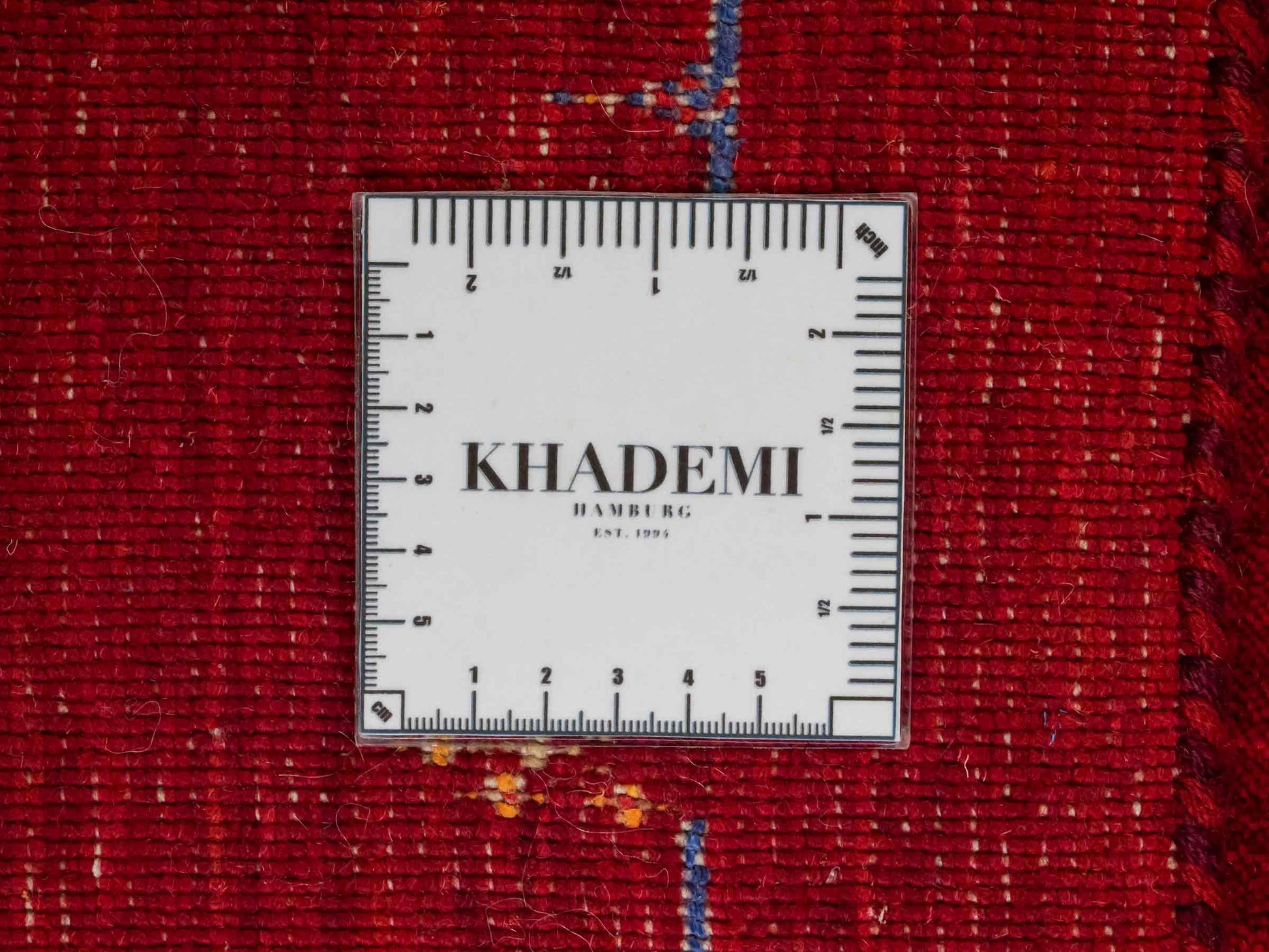 Moderner, Handloom Lori Gabbeh Orientteppich von Khademi aus Wolle mit Bambusseide, rot, mehrfarbig. Nomaden-Design. Produziert in Indien. Größe: 234x161cm. Teppichnummer: KB4-1811. Verkauf durch Jupiter Intl.