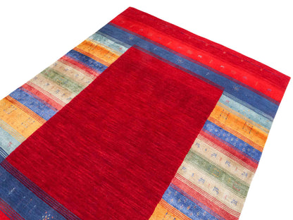 Moderner, Handloom Lori Gabbeh Orientteppich von Khademi aus Wolle mit Bambusseide, rot, mehrfarbig. Nomaden-Design. Produziert in Indien. Größe: 234x161cm. Teppichnummer: KB4-1811. Verkauf durch Jupiter Intl.