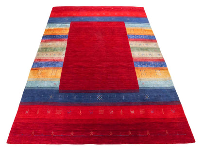 Moderner, Handloom Lori Gabbeh Orientteppich von Khademi aus Wolle mit Bambusseide, rot, mehrfarbig. Nomaden-Design. Produziert in Indien. Größe: 234x161cm. Teppichnummer: KB4-1811. Verkauf durch Jupiter Intl.