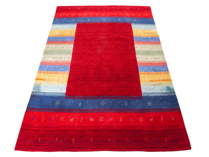 Moderner, Handloom Lori Gabbeh Orientteppich von Khademi aus Wolle mit Bambusseide, rot, mehrfarbig. Nomaden-Design. Produziert in Indien. Größe: 234x161cm. Teppichnummer: KB4-1811. Verkauf durch Jupiter Intl.