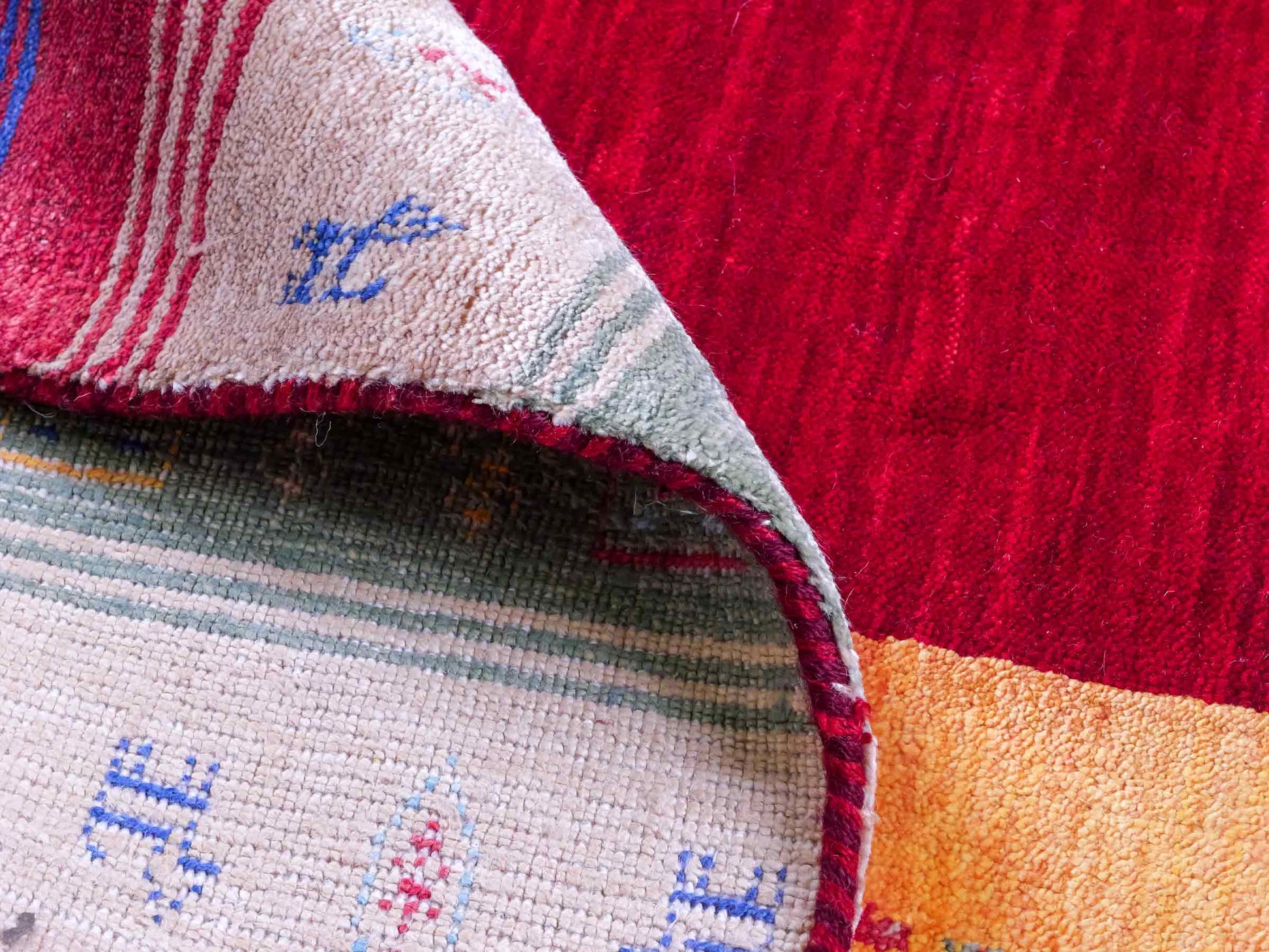 Moderner, Handloom Lori Gabbeh Orientteppich von Khademi aus Wolle mit Bambusseide, rot, mehrfarbig. Nomaden-Design. Produziert in Indien. Größe: 234x161cm. Teppichnummer: KB4-1811. Verkauf durch Jupiter Intl.