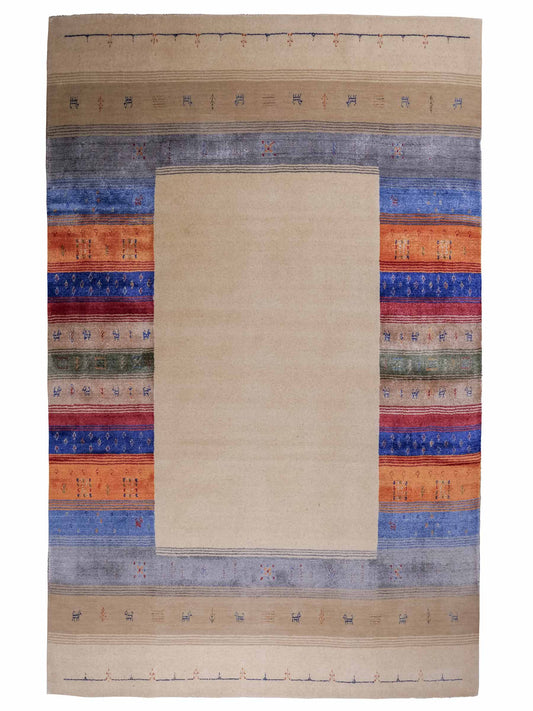 Moderner, Handloom Lori Gabbeh Orientteppich von Khademi aus Wolle mit Bambusseide, cremeweiß, beige, mehrfarbig. Nomaden-Design. Produziert in Indien. Größe: 237x165cm. Teppichnummer: KB4-1826. Verkauf durch Jupiter Intl.