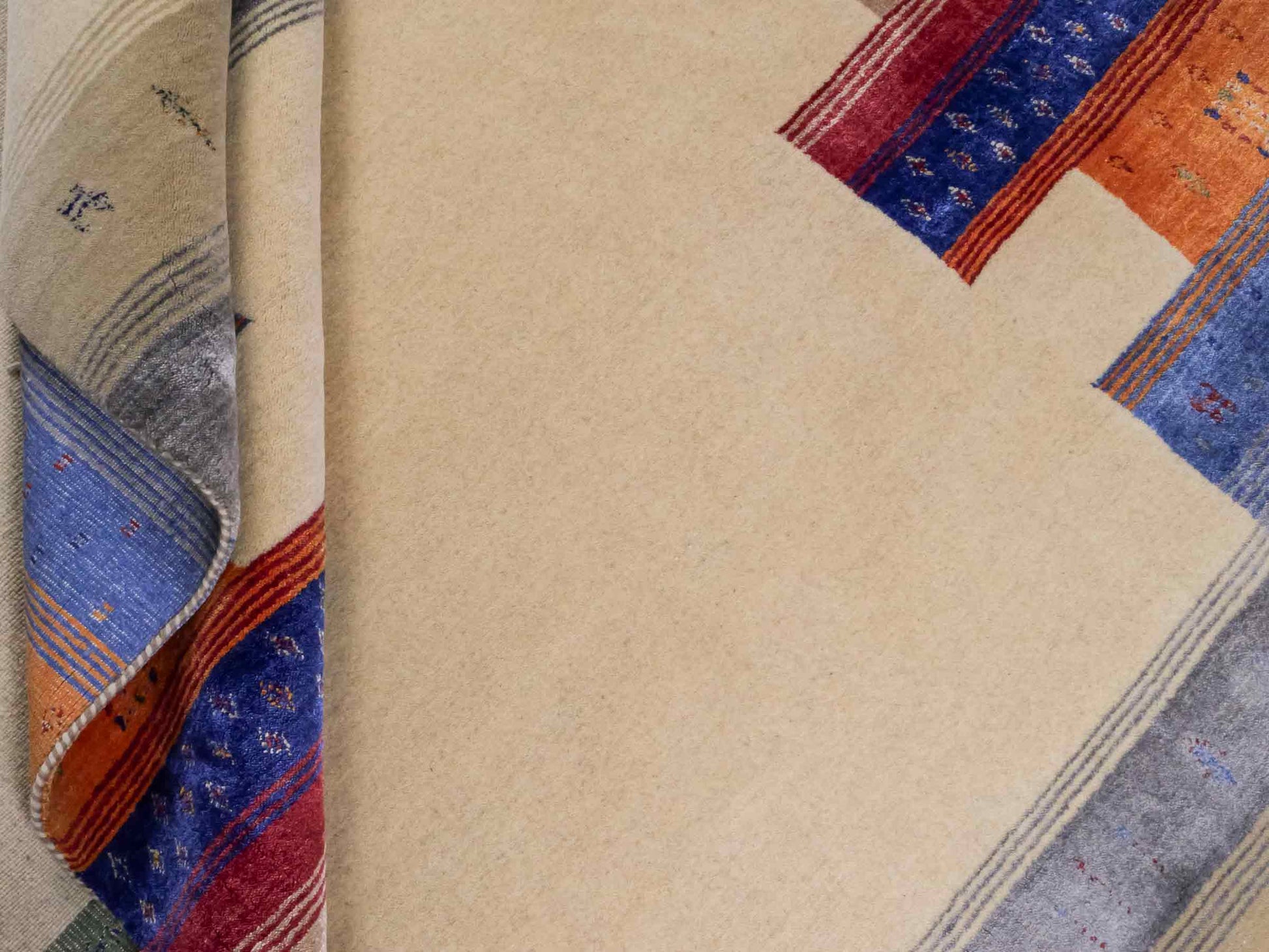 Moderner, Handloom Lori Gabbeh Orientteppich von Khademi aus Wolle mit Bambusseide, cremeweiß, beige, mehrfarbig. Nomaden-Design. Produziert in Indien. Größe: 238x169cm. Teppichnummer: KB4-1823. Verkauf durch Jupiter Intl.