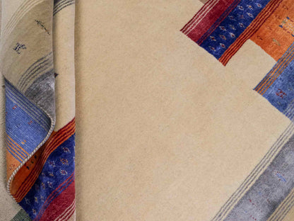 Moderner, Handloom Lori Gabbeh Orientteppich von Khademi aus Wolle mit Bambusseide, cremeweiß, beige, mehrfarbig. Nomaden-Design. Produziert in Indien. Größe: 238x169cm. Teppichnummer: KB4-1823. Verkauf durch Jupiter Intl.