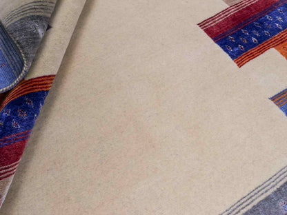 Moderner, Handloom Lori Gabbeh Orientteppich von Khademi aus Wolle mit Bambusseide, cremeweiß, beige, mehrfarbig. Nomaden-Design. Produziert in Indien. Größe: 238x169cm. Teppichnummer: KB4-1823. Verkauf durch Jupiter Intl.