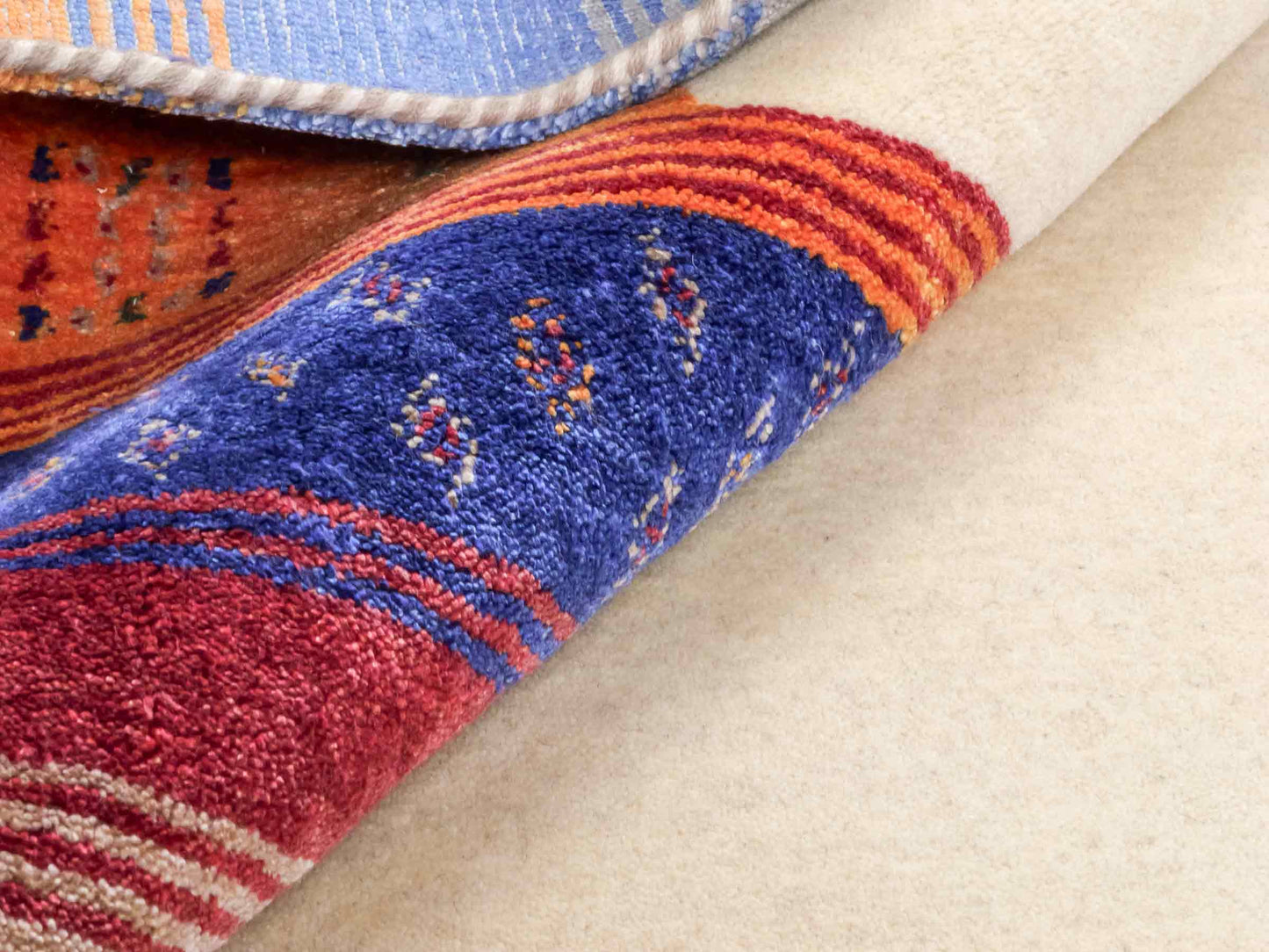 Moderner, Handloom Lori Gabbeh Orientteppich von Khademi aus Wolle mit Bambusseide, cremeweiß, beige, mehrfarbig. Nomaden-Design. Produziert in Indien. Größe: 238x169cm. Teppichnummer: KB4-1823. Verkauf durch Jupiter Intl.