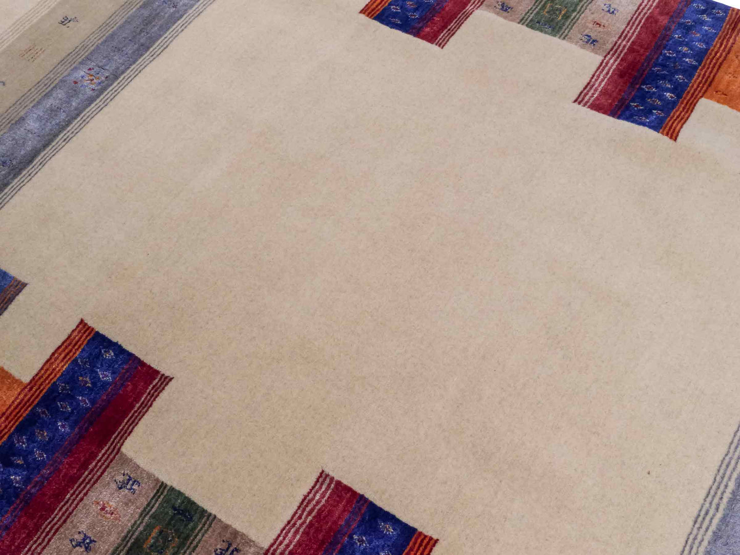Moderner, Handloom Lori Gabbeh Orientteppich von Khademi aus Wolle mit Bambusseide, cremeweiß, beige, mehrfarbig. Nomaden-Design. Produziert in Indien. Größe: 238x169cm. Teppichnummer: KB4-1823. Verkauf durch Jupiter Intl.