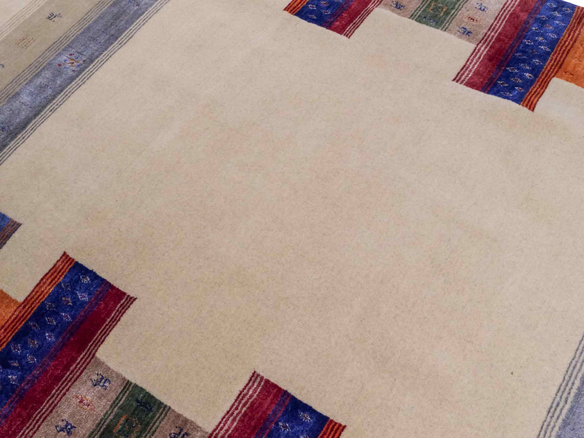 Moderner, Handloom Lori Gabbeh Orientteppich von Khademi aus Wolle mit Bambusseide, cremeweiß, beige, mehrfarbig. Nomaden-Design. Produziert in Indien. Größe: 238x169cm. Teppichnummer: KB4-1823. Verkauf durch Jupiter Intl.