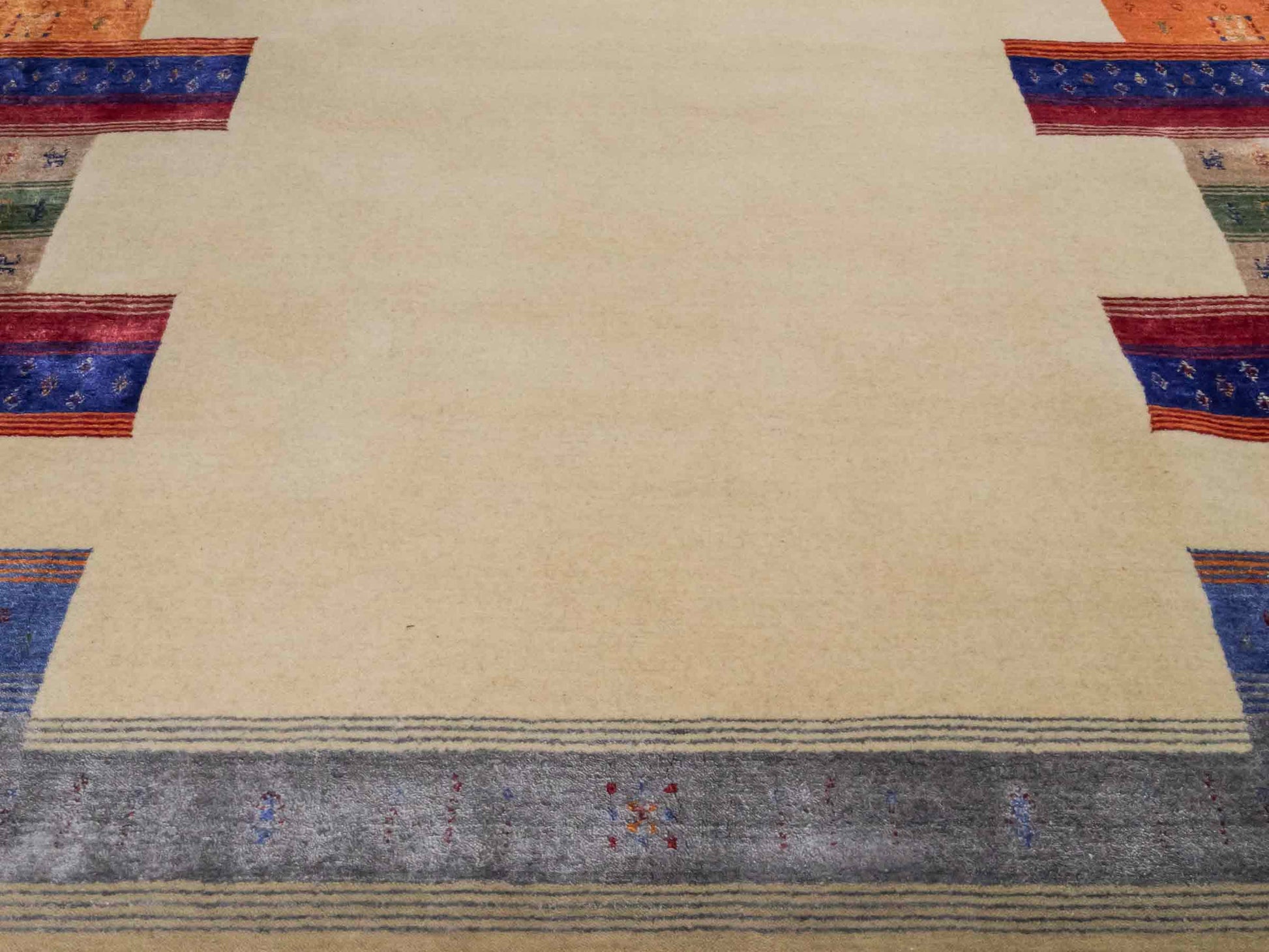 Moderner, Handloom Lori Gabbeh Orientteppich von Khademi aus Wolle mit Bambusseide, cremeweiß, beige, mehrfarbig. Nomaden-Design. Produziert in Indien. Größe: 238x169cm. Teppichnummer: KB4-1823. Verkauf durch Jupiter Intl.