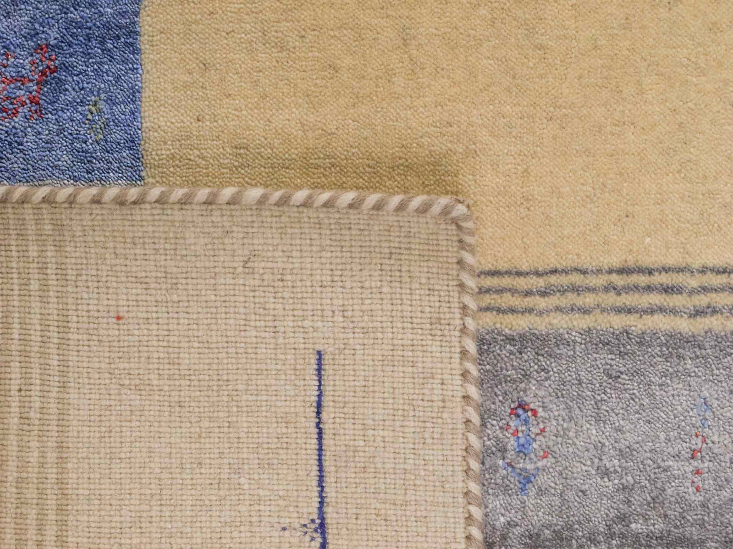 Moderner, Handloom Lori Gabbeh Orientteppich von Khademi aus Wolle mit Bambusseide, cremeweiß, beige, mehrfarbig. Nomaden-Design. Produziert in Indien. Größe: 238x169cm. Teppichnummer: KB4-1823. Verkauf durch Jupiter Intl.
