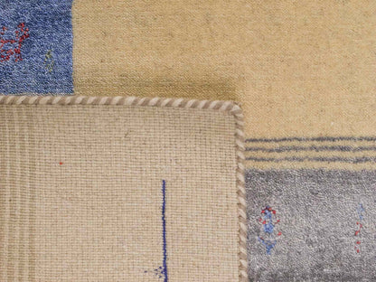 Moderner, Handloom Lori Gabbeh Orientteppich von Khademi aus Wolle mit Bambusseide, cremeweiß, beige, mehrfarbig. Nomaden-Design. Produziert in Indien. Größe: 238x169cm. Teppichnummer: KB4-1823. Verkauf durch Jupiter Intl.