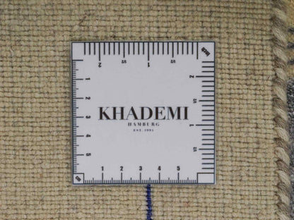 Moderner, Handloom Lori Gabbeh Orientteppich von Khademi aus Wolle mit Bambusseide, cremeweiß, beige, mehrfarbig. Nomaden-Design. Produziert in Indien. Größe: 238x169cm. Teppichnummer: KB4-1823. Verkauf durch Jupiter Intl.