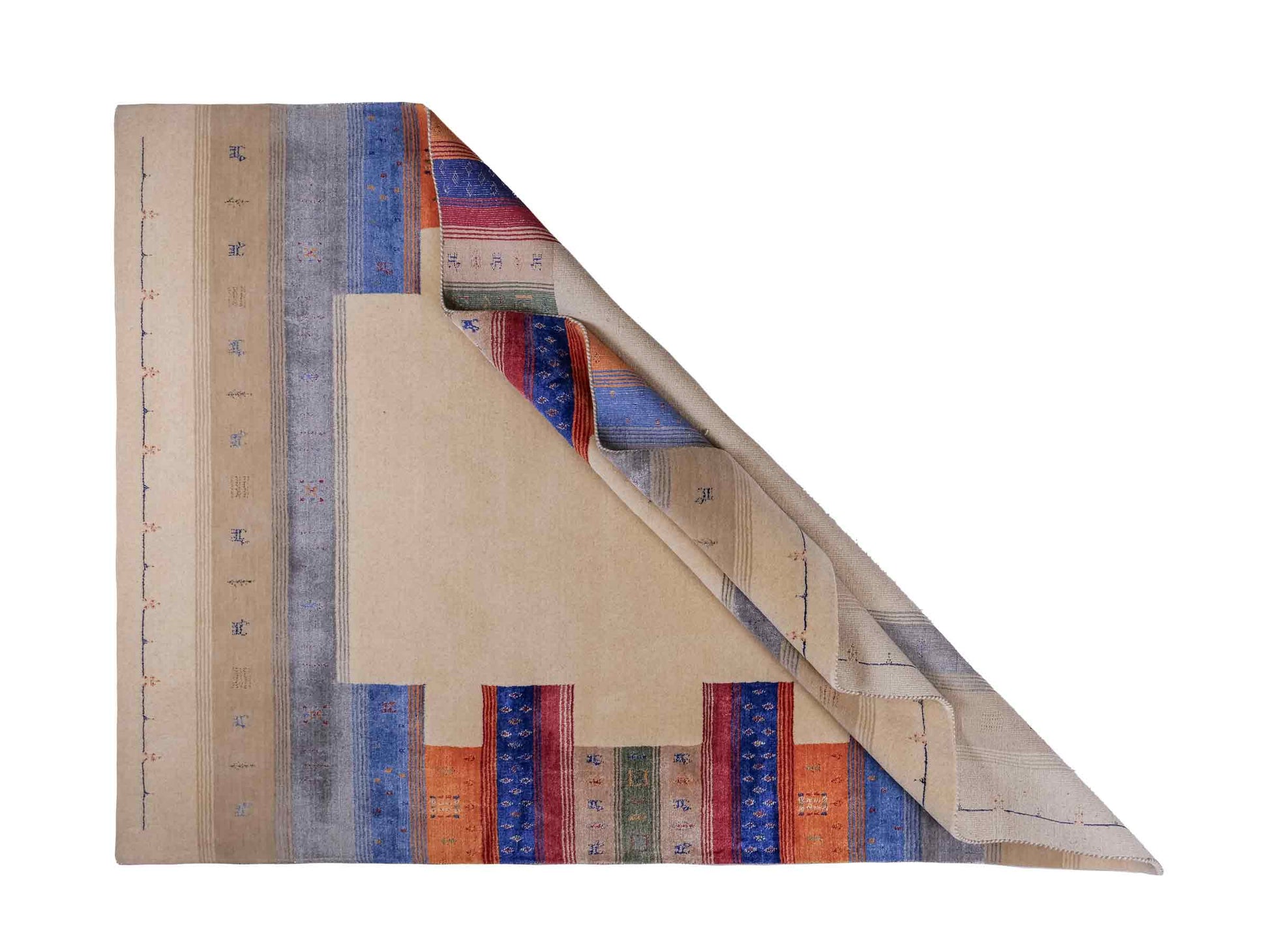 Moderner, Handloom Lori Gabbeh Orientteppich von Khademi aus Wolle mit Bambusseide, cremeweiß, beige, mehrfarbig. Nomaden-Design. Produziert in Indien. Größe: 238x169cm. Teppichnummer: KB4-1823. Verkauf durch Jupiter Intl.