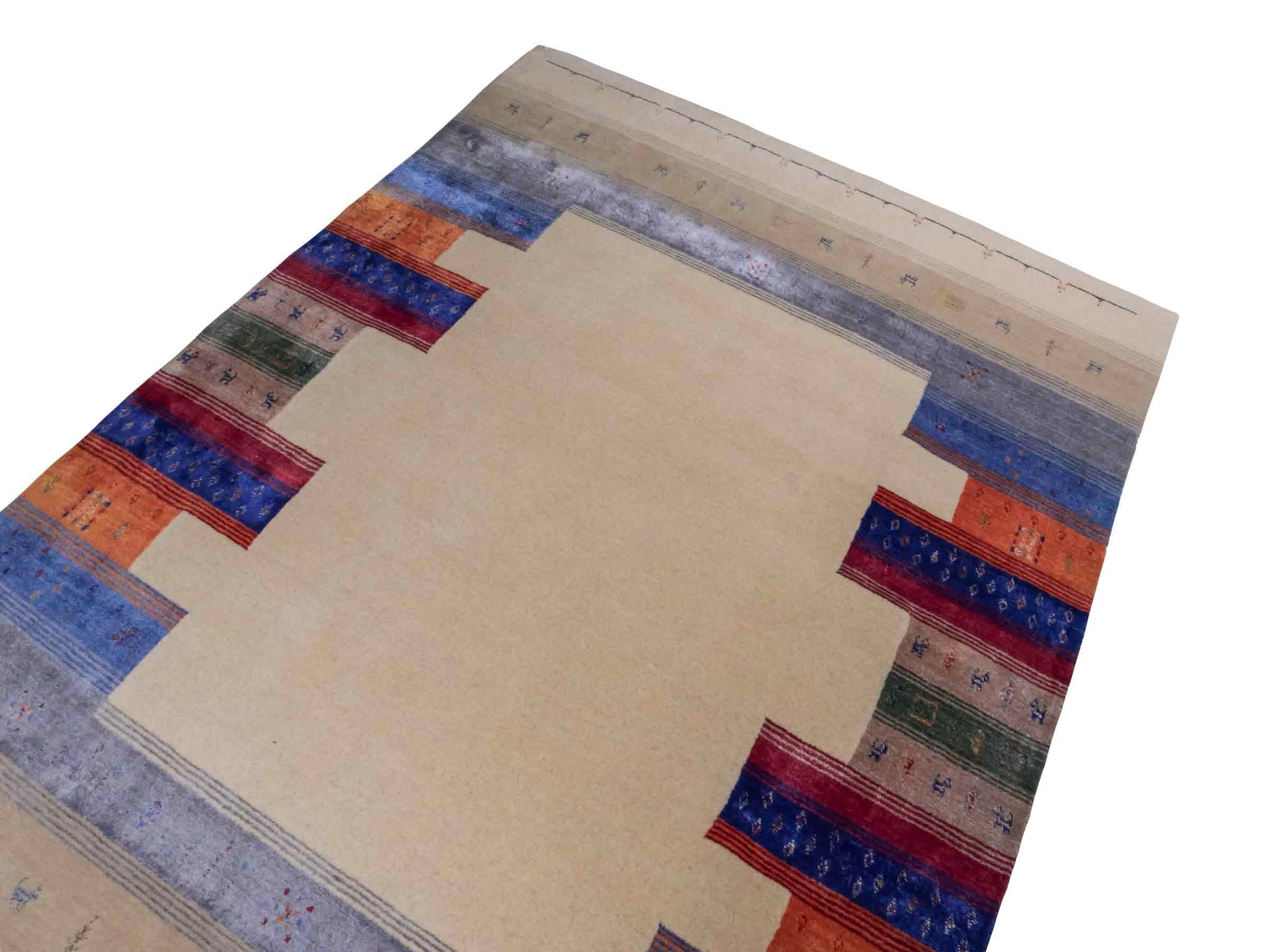 Moderner, Handloom Lori Gabbeh Orientteppich von Khademi aus Wolle mit Bambusseide, cremeweiß, beige, mehrfarbig. Nomaden-Design. Produziert in Indien. Größe: 238x169cm. Teppichnummer: KB4-1823. Verkauf durch Jupiter Intl.