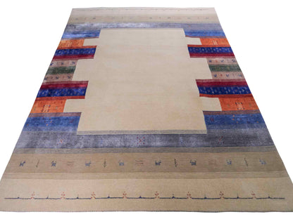 Moderner, Handloom Lori Gabbeh Orientteppich von Khademi aus Wolle mit Bambusseide, cremeweiß, beige, mehrfarbig. Nomaden-Design. Produziert in Indien. Größe: 238x169cm. Teppichnummer: KB4-1823. Verkauf durch Jupiter Intl.