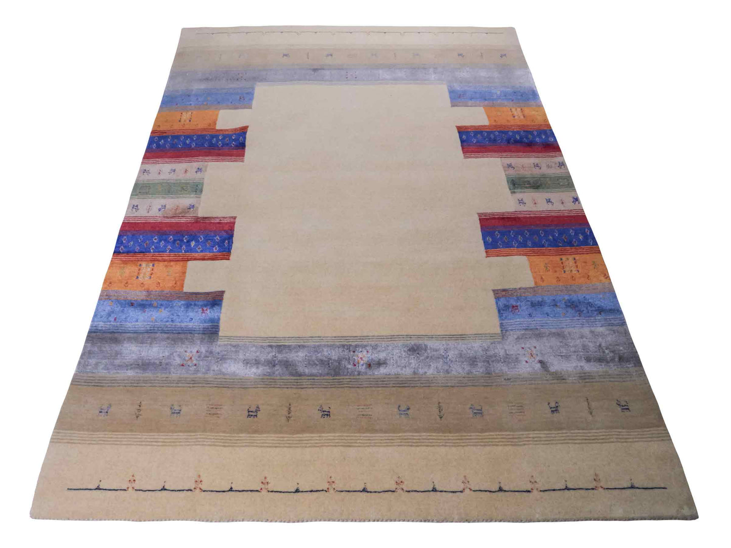 Moderner, Handloom Lori Gabbeh Orientteppich von Khademi aus Wolle mit Bambusseide, cremeweiß, beige, mehrfarbig. Nomaden-Design. Produziert in Indien. Größe: 238x169cm. Teppichnummer: KB4-1823. Verkauf durch Jupiter Intl.