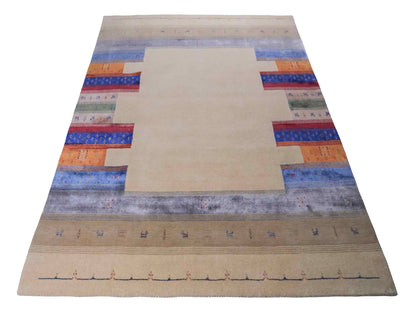 Moderner, Handloom Lori Gabbeh Orientteppich von Khademi aus Wolle mit Bambusseide, cremeweiß, beige, mehrfarbig. Nomaden-Design. Produziert in Indien. Größe: 238x169cm. Teppichnummer: KB4-1823. Verkauf durch Jupiter Intl.