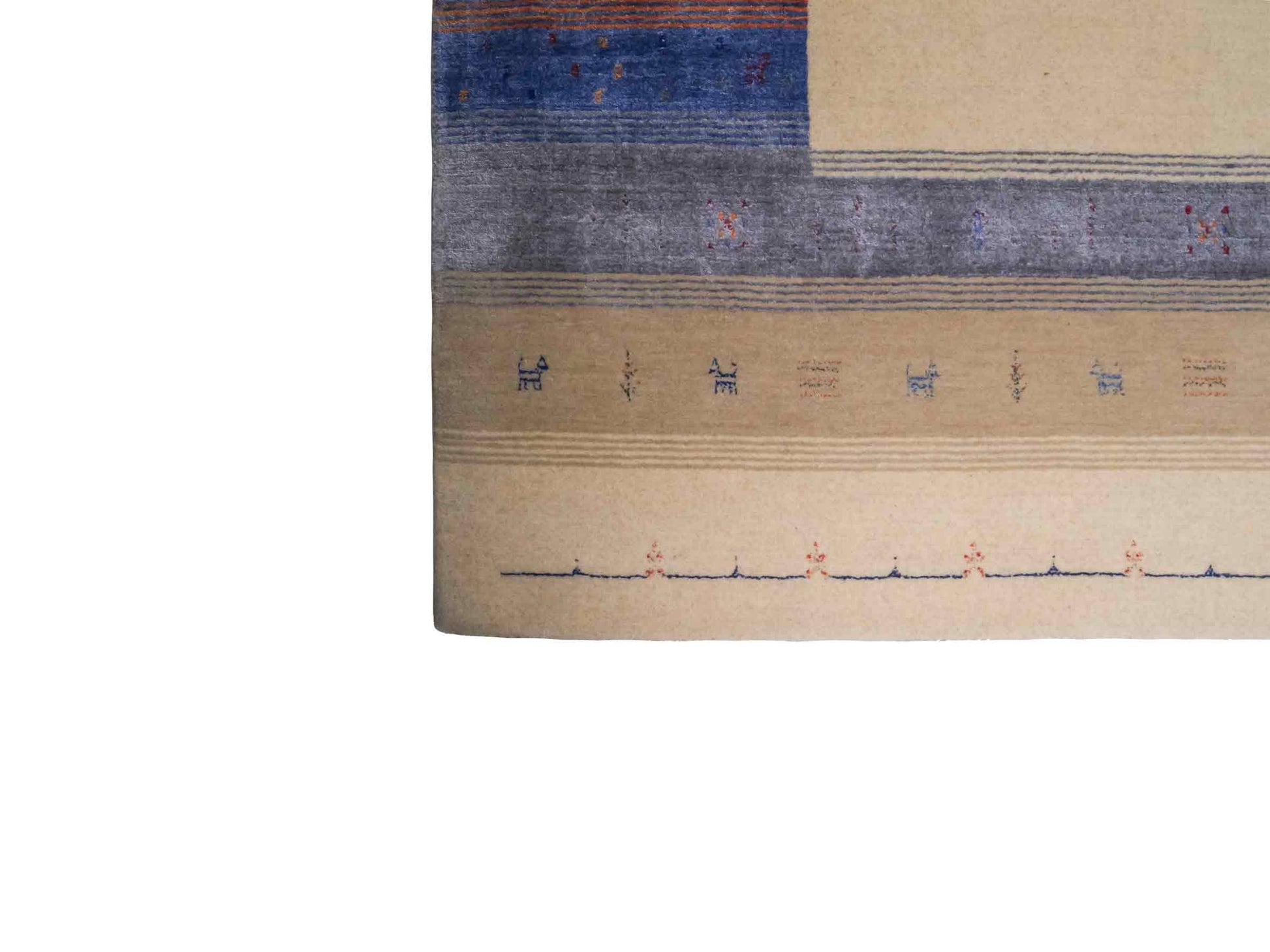 Moderner, Handloom Lori Gabbeh Orientteppich von Khademi aus Wolle mit Bambusseide, cremeweiß, beige, mehrfarbig. Nomaden-Design. Produziert in Indien. Größe: 238x169cm. Teppichnummer: KB4-1823. Verkauf durch Jupiter Intl.