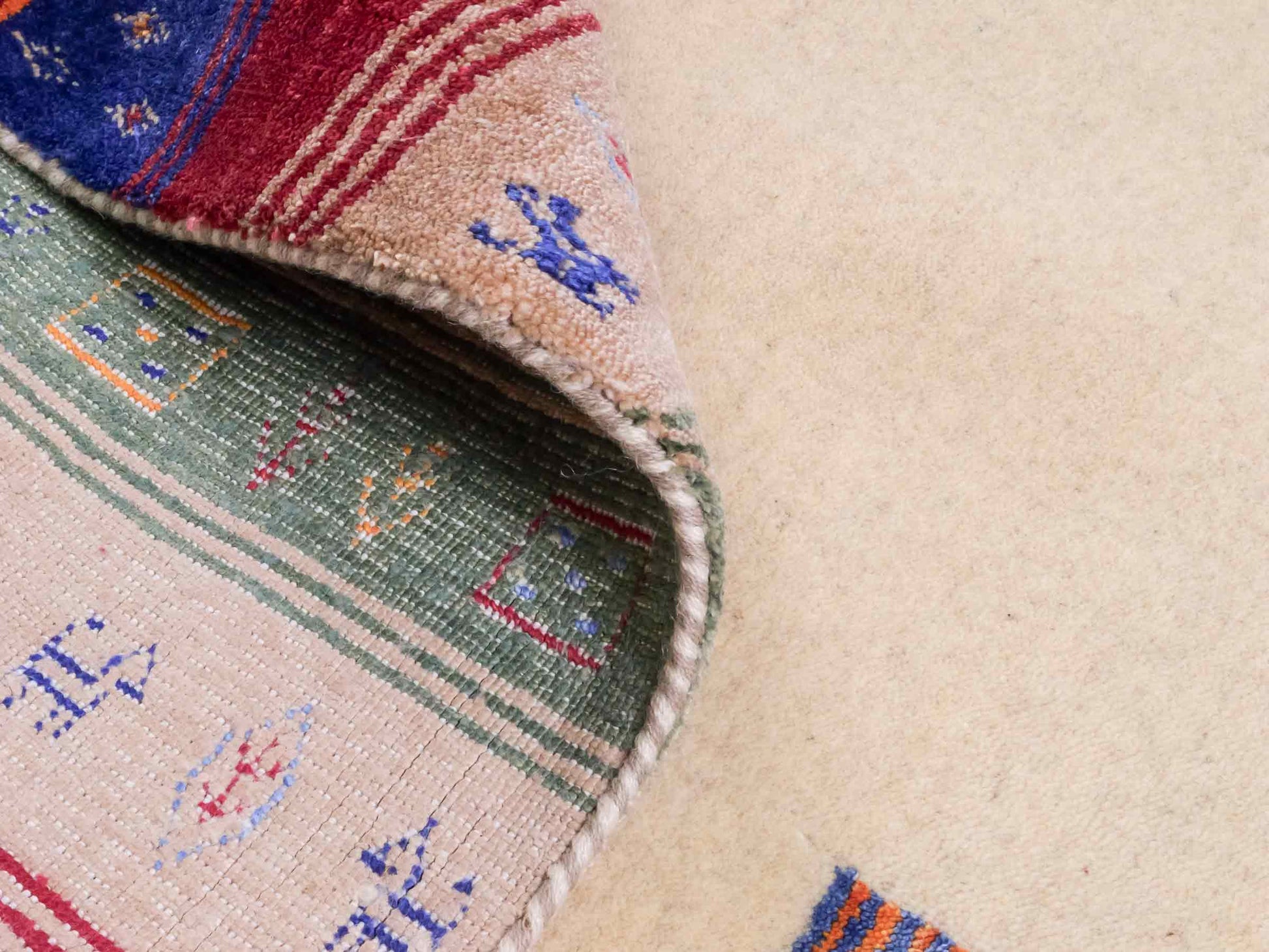 Moderner, Handloom Lori Gabbeh Orientteppich von Khademi aus Wolle mit Bambusseide, cremeweiß, beige, mehrfarbig. Nomaden-Design. Produziert in Indien. Größe: 238x169cm. Teppichnummer: KB4-1823. Verkauf durch Jupiter Intl.