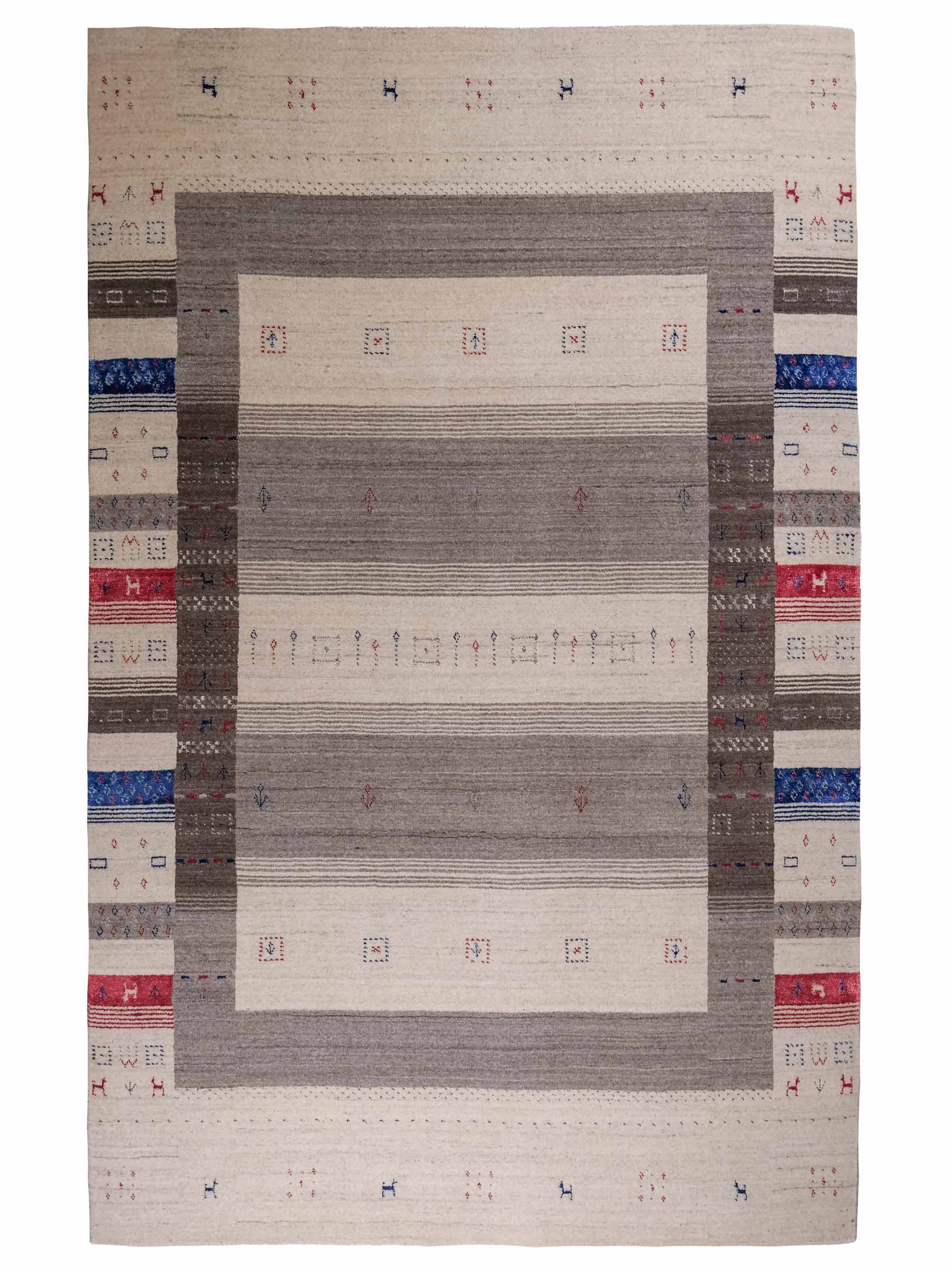 Moderner, Handloom Lori Gabbeh Orientteppich von Khademi aus Wolle mit Bambusseide, cremeweiß, grau, blau, rot. Nomaden-Design. Produziert in Indien. Größe: 239x168cm. Teppichnummer: KB4-1806. Verkauf durch Jupiter Intl.