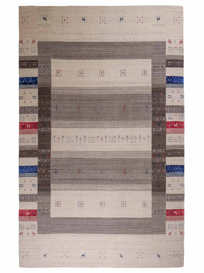 Moderner, Handloom Lori Gabbeh Orientteppich von Khademi aus Wolle mit Bambusseide, cremeweiß, grau, blau, rot. Nomaden-Design. Produziert in Indien. Größe: 239x168cm. Teppichnummer: KB4-1806. Verkauf durch Jupiter Intl.