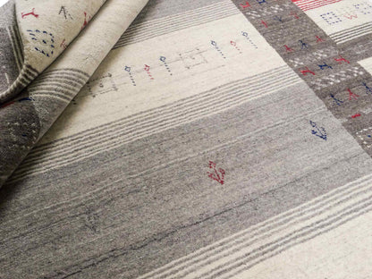 Moderner, Handloom Lori Gabbeh Orientteppich von Khademi aus Wolle mit Bambusseide, cremeweiß, grau, blau, rot. Nomaden-Design. Produziert in Indien. Größe: 239x168cm. Teppichnummer: KB4-1806. Verkauf durch Jupiter Intl.