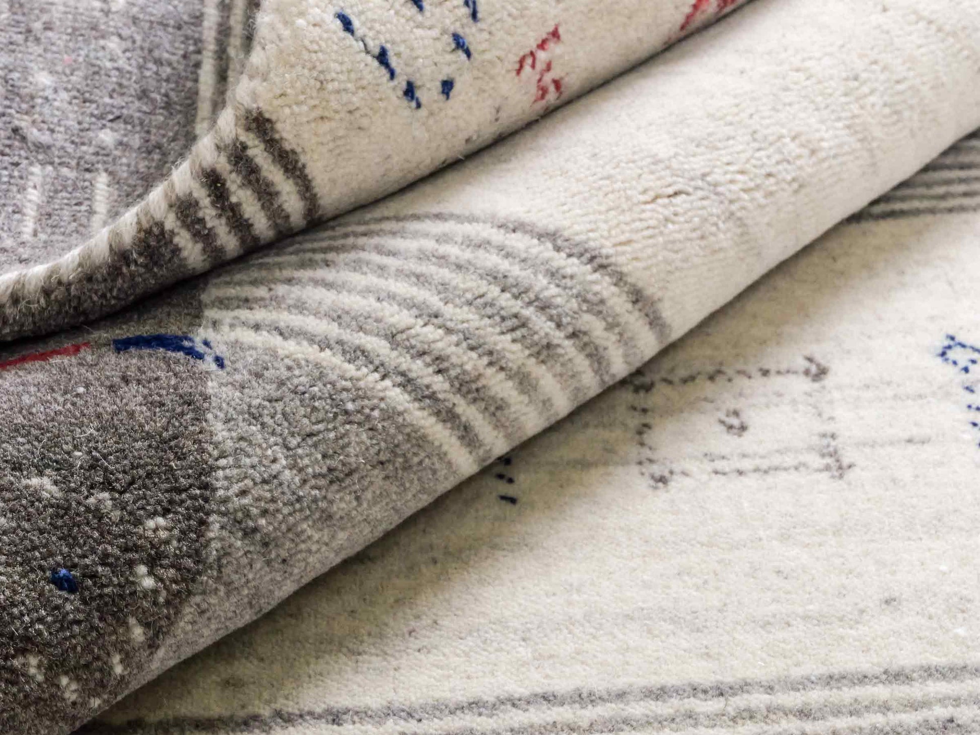 Moderner, Handloom Lori Gabbeh Orientteppich von Khademi aus Wolle mit Bambusseide, cremeweiß, grau, blau, rot. Nomaden-Design. Produziert in Indien. Größe: 239x168cm. Teppichnummer: KB4-1806. Verkauf durch Jupiter Intl.