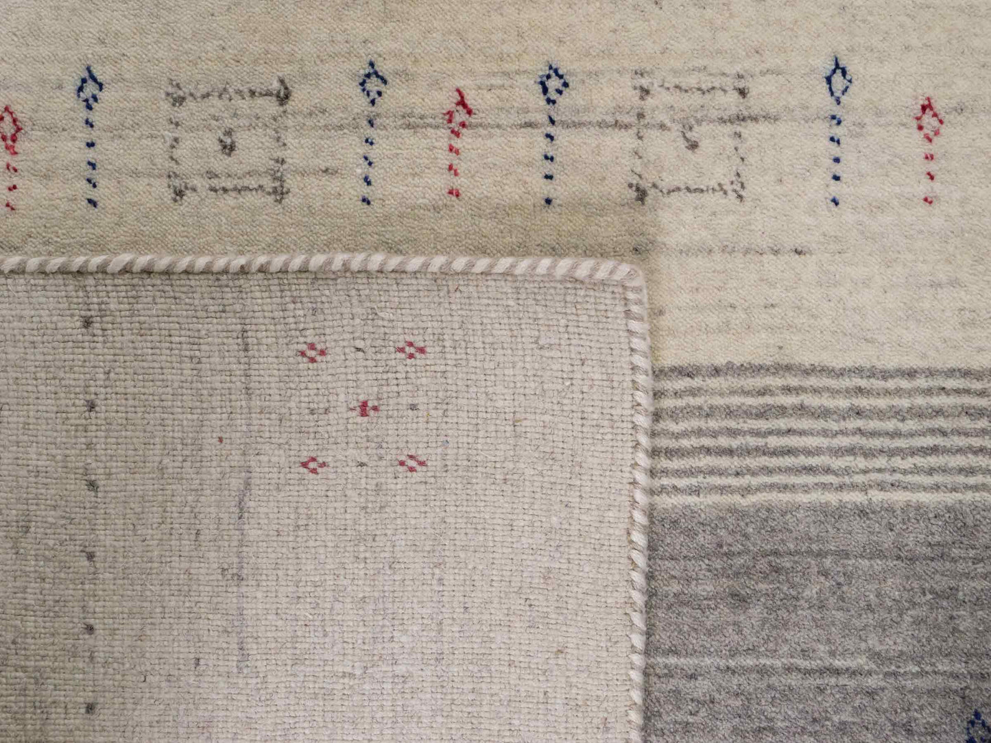 Moderner, Handloom Lori Gabbeh Orientteppich von Khademi aus Wolle mit Bambusseide, cremeweiß, grau, blau, rot. Nomaden-Design. Produziert in Indien. Größe: 239x168cm. Teppichnummer: KB4-1806. Verkauf durch Jupiter Intl.