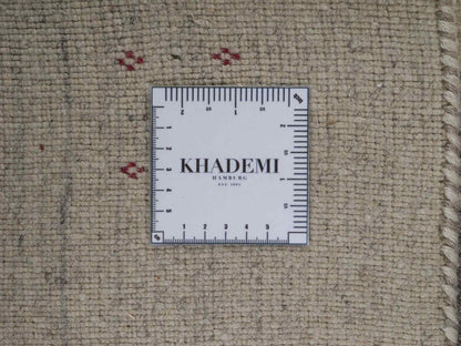 Moderner, Handloom Lori Gabbeh Orientteppich von Khademi aus Wolle mit Bambusseide, cremeweiß, grau, blau, rot. Nomaden-Design. Produziert in Indien. Größe: 239x168cm. Teppichnummer: KB4-1806. Verkauf durch Jupiter Intl.