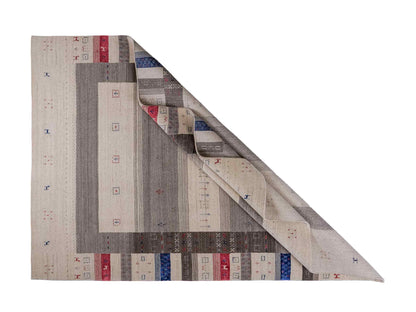 Moderner, Handloom Lori Gabbeh Orientteppich von Khademi aus Wolle mit Bambusseide, cremeweiß, grau, blau, rot. Nomaden-Design. Produziert in Indien. Größe: 239x168cm. Teppichnummer: KB4-1806. Verkauf durch Jupiter Intl.