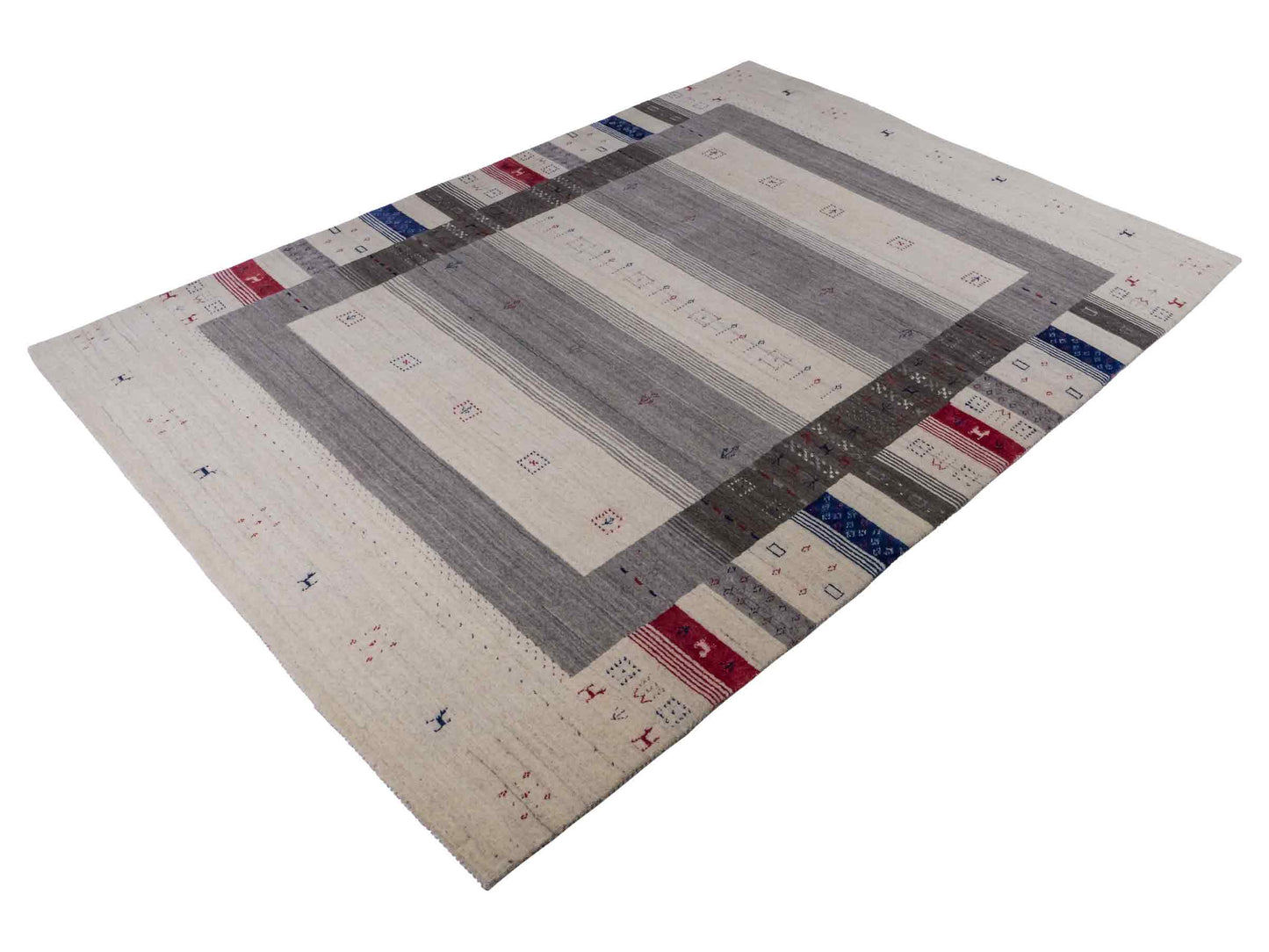 Moderner, Handloom Lori Gabbeh Orientteppich von Khademi aus Wolle mit Bambusseide, cremeweiß, grau, blau, rot. Nomaden-Design. Produziert in Indien. Größe: 239x168cm. Teppichnummer: KB4-1806. Verkauf durch Jupiter Intl.