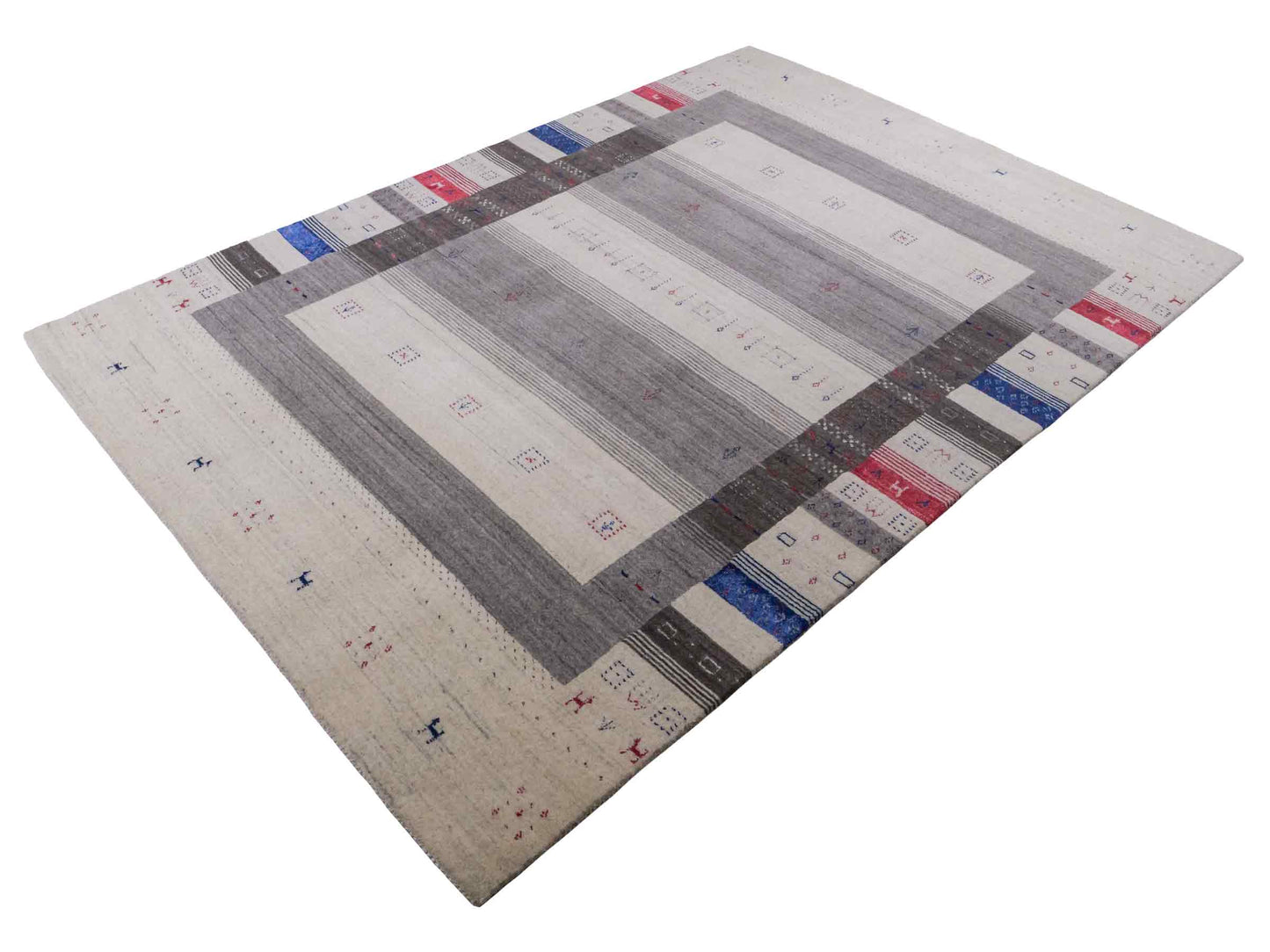 Moderner, Handloom Lori Gabbeh Orientteppich von Khademi aus Wolle mit Bambusseide, cremeweiß, grau, blau, rot. Nomaden-Design. Produziert in Indien. Größe: 239x168cm. Teppichnummer: KB4-1806. Verkauf durch Jupiter Intl.