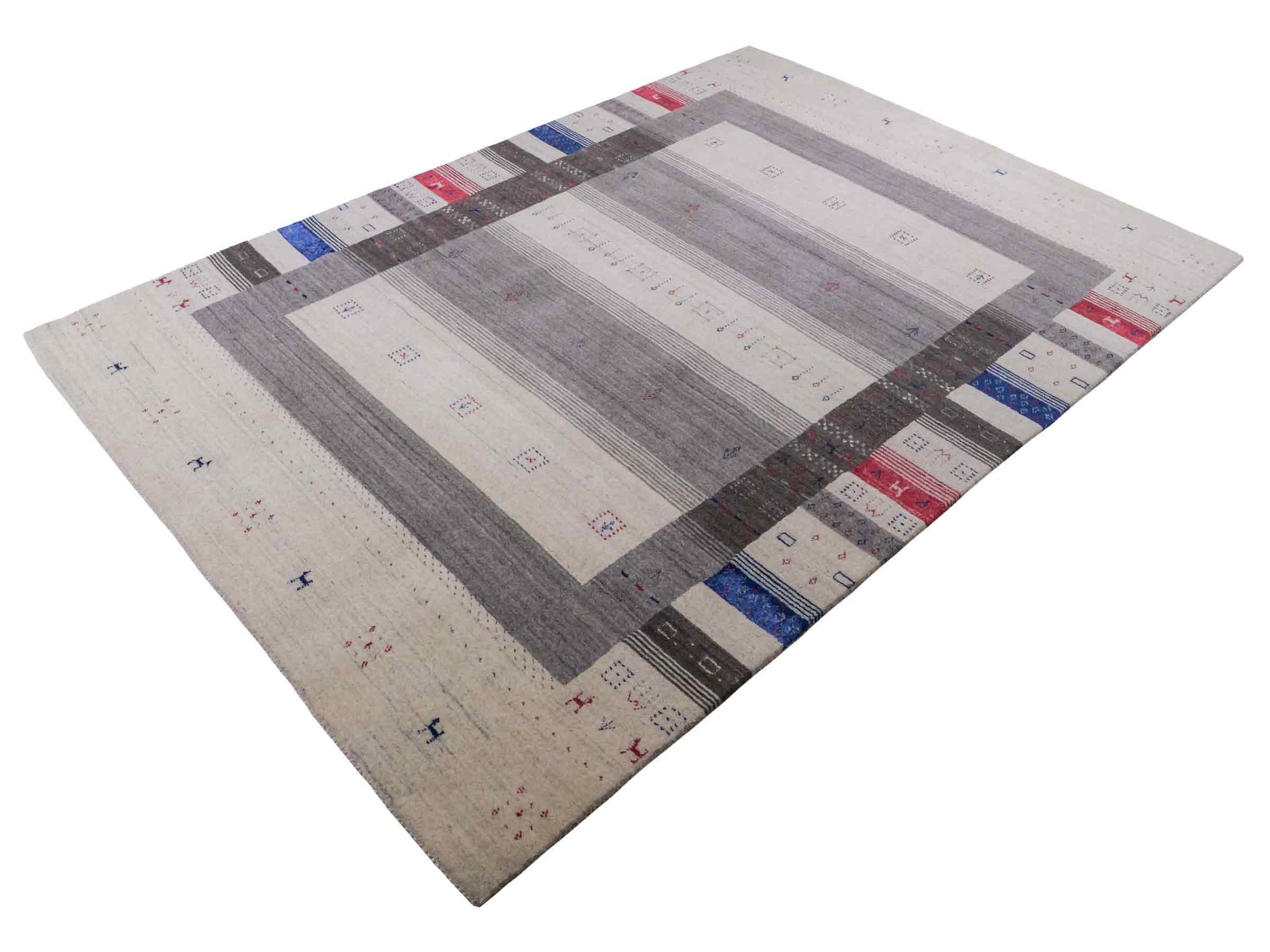 Moderner, Handloom Lori Gabbeh Orientteppich von Khademi aus Wolle mit Bambusseide, cremeweiß, grau, blau, rot. Nomaden-Design. Produziert in Indien. Größe: 239x168cm. Teppichnummer: KB4-1806. Verkauf durch Jupiter Intl.