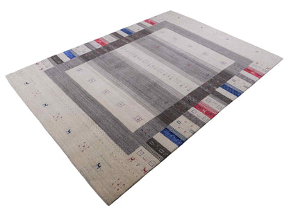 Moderner, Handloom Lori Gabbeh Orientteppich von Khademi aus Wolle mit Bambusseide, cremeweiß, grau, blau, rot. Nomaden-Design. Produziert in Indien. Größe: 239x168cm. Teppichnummer: KB4-1806. Verkauf durch Jupiter Intl.