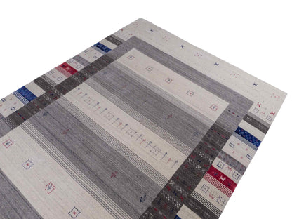 Moderner, Handloom Lori Gabbeh Orientteppich von Khademi aus Wolle mit Bambusseide, cremeweiß, grau, blau, rot. Nomaden-Design. Produziert in Indien. Größe: 239x168cm. Teppichnummer: KB4-1806. Verkauf durch Jupiter Intl.