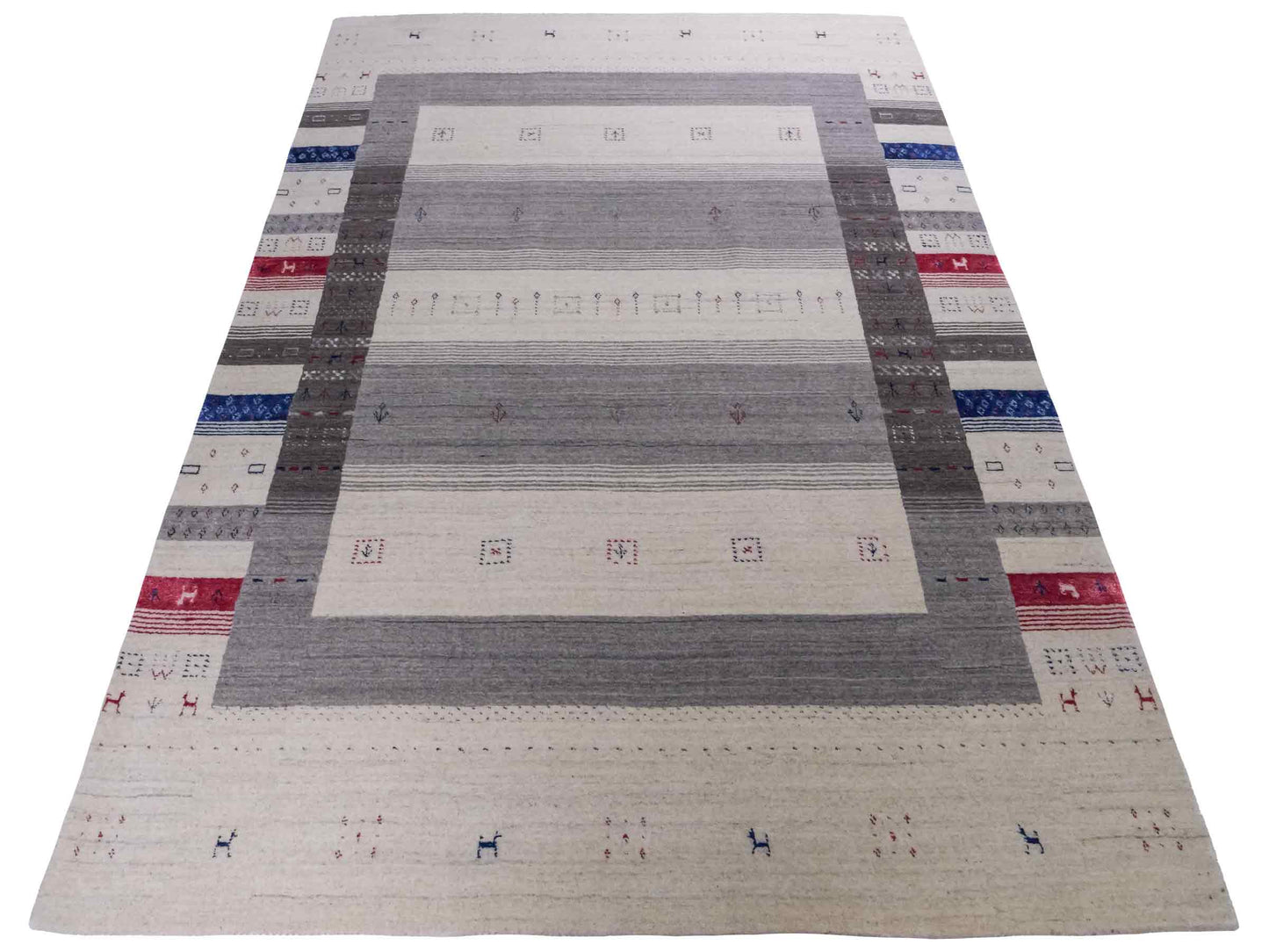 Moderner, Handloom Lori Gabbeh Orientteppich von Khademi aus Wolle mit Bambusseide, cremeweiß, grau, blau, rot. Nomaden-Design. Produziert in Indien. Größe: 239x168cm. Teppichnummer: KB4-1806. Verkauf durch Jupiter Intl.