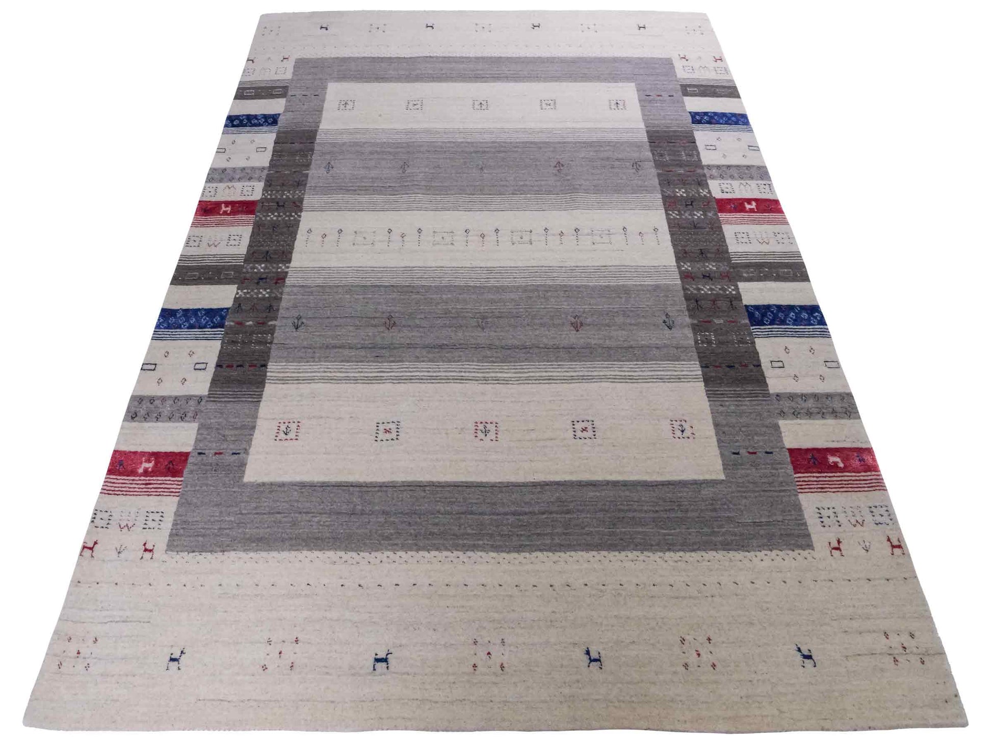 Moderner, Handloom Lori Gabbeh Orientteppich von Khademi aus Wolle mit Bambusseide, cremeweiß, grau, blau, rot. Nomaden-Design. Produziert in Indien. Größe: 239x168cm. Teppichnummer: KB4-1806. Verkauf durch Jupiter Intl.