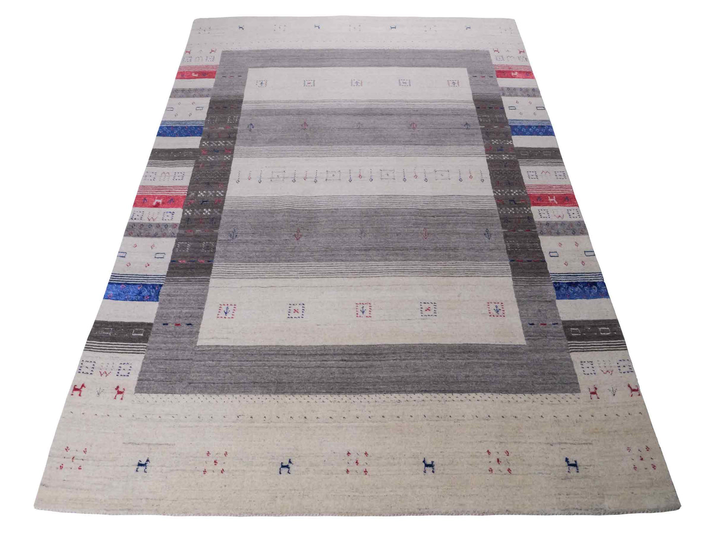 Moderner, Handloom Lori Gabbeh Orientteppich von Khademi aus Wolle mit Bambusseide, cremeweiß, grau, blau, rot. Nomaden-Design. Produziert in Indien. Größe: 239x168cm. Teppichnummer: KB4-1806. Verkauf durch Jupiter Intl.