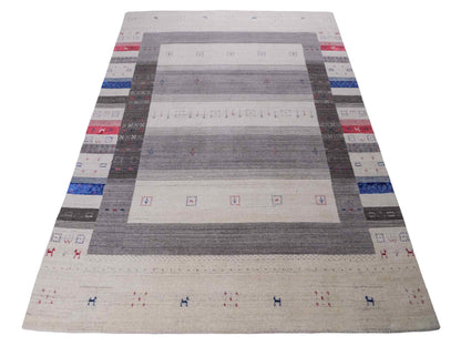 Moderner, Handloom Lori Gabbeh Orientteppich von Khademi aus Wolle mit Bambusseide, cremeweiß, grau, blau, rot. Nomaden-Design. Produziert in Indien. Größe: 239x168cm. Teppichnummer: KB4-1806. Verkauf durch Jupiter Intl.