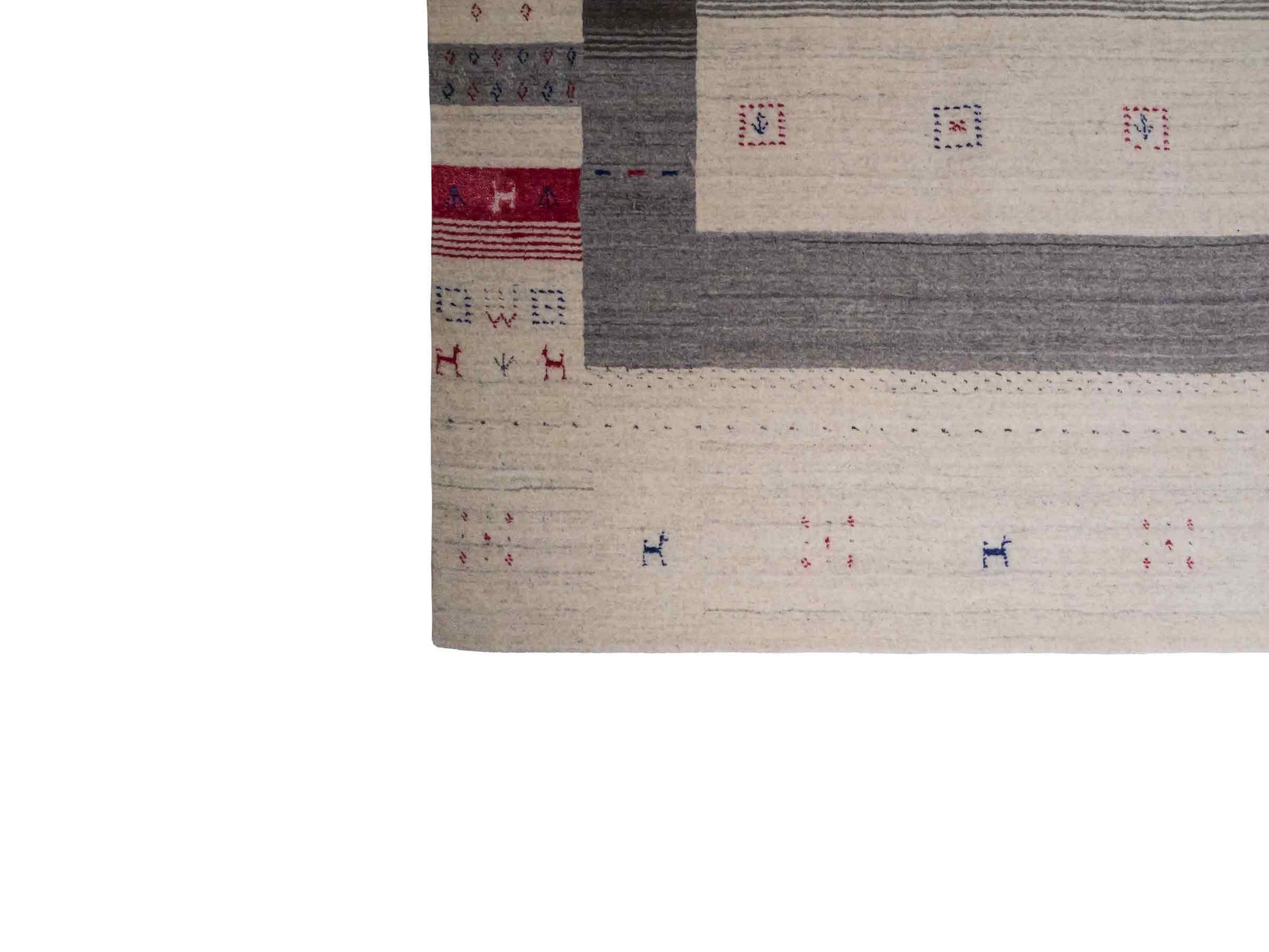 Moderner, Handloom Lori Gabbeh Orientteppich von Khademi aus Wolle mit Bambusseide, cremeweiß, grau, blau, rot. Nomaden-Design. Produziert in Indien. Größe: 239x168cm. Teppichnummer: KB4-1806. Verkauf durch Jupiter Intl.