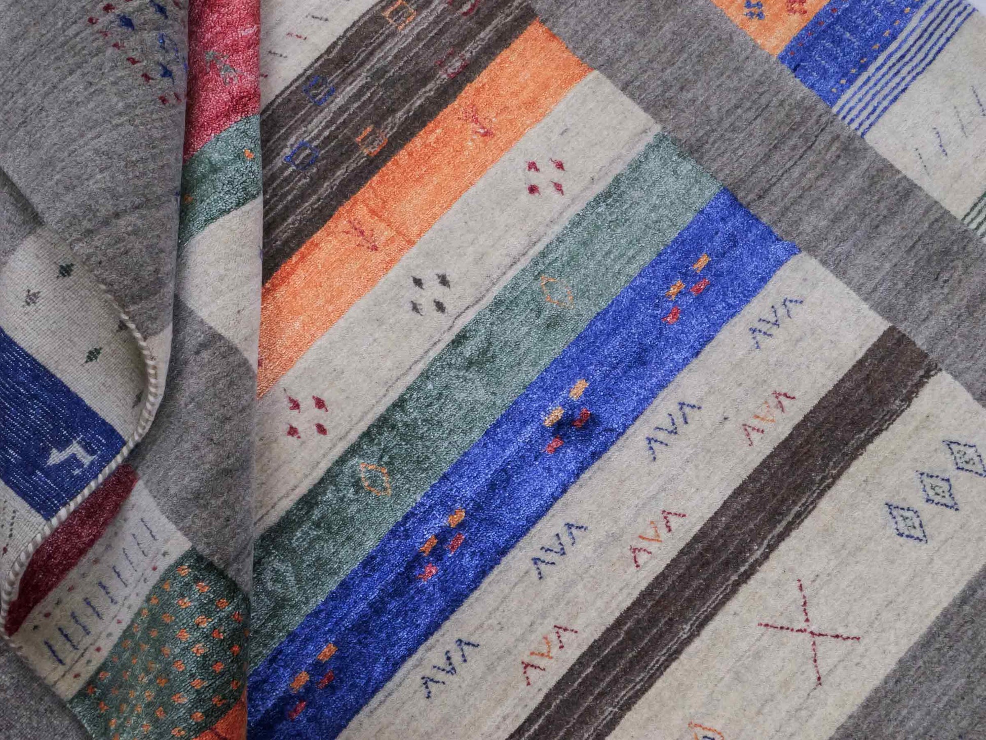 Moderner, Handloom Lori Gabbeh Orientteppich von Khademi aus Wolle mit Bambusseide, grau, mehrfarbig. Nomaden-Design. Produziert in Indien. Größe: 239x171cm. Teppichnummer: KB4-1808. Verkauf durch Jupiter Intl.