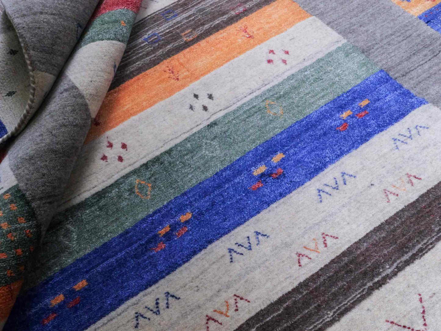 Moderner, Handloom Lori Gabbeh Orientteppich von Khademi aus Wolle mit Bambusseide, grau, mehrfarbig. Nomaden-Design. Produziert in Indien. Größe: 239x171cm. Teppichnummer: KB4-1808. Verkauf durch Jupiter Intl.