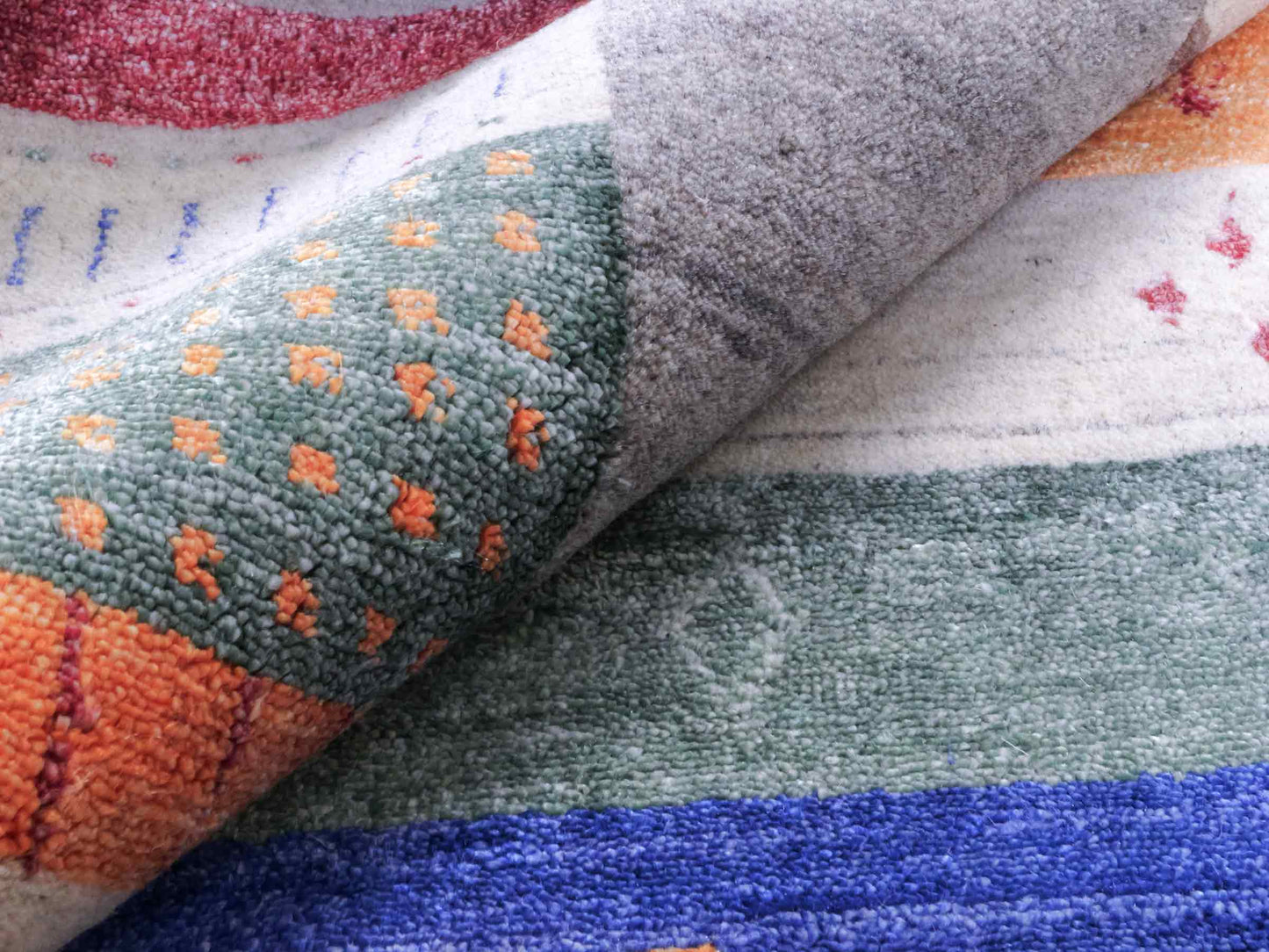 Moderner, Handloom Lori Gabbeh Orientteppich von Khademi aus Wolle mit Bambusseide, grau, mehrfarbig. Nomaden-Design. Produziert in Indien. Größe: 239x171cm. Teppichnummer: KB4-1808. Verkauf durch Jupiter Intl.