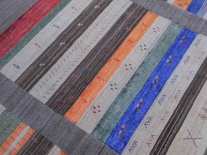 Moderner, Handloom Lori Gabbeh Orientteppich von Khademi aus Wolle mit Bambusseide, grau, mehrfarbig. Nomaden-Design. Produziert in Indien. Größe: 239x171cm. Teppichnummer: KB4-1808. Verkauf durch Jupiter Intl.